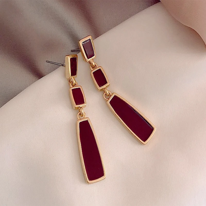 2020 Autumn and Winter Niche French Retro Red Earrings Temperament Female Long Korean
2020 Autumn and Winter Niche French Retro Red Earrings Temperament Female Long Korean