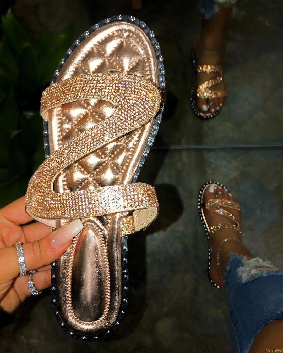 women rivet sandals outdoor wild rhinestone beach slippers soft surface flat bottom non-slip flip flop Spring/summer new 2020
women rivet sandals outdoor wild rhinestone beach slippers soft surface flat bottom non-slip flip flop Spring/summer new 2020