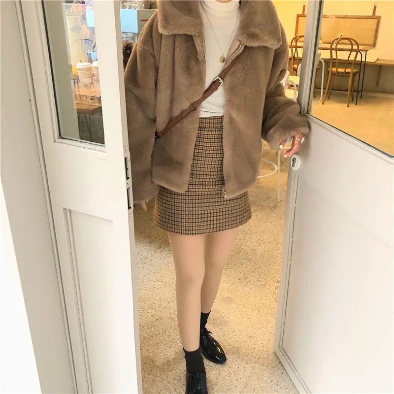 2020 Women Winter Thick Faux Fur Coat Short Jacket Long Sleeve Thicken Warm Overcoat Loose Zipper Outwear
2020 Women Winter Thick Faux Fur Coat Short Jacket Long Sleeve Thicken Warm Overcoat Loose Zipper Outwear