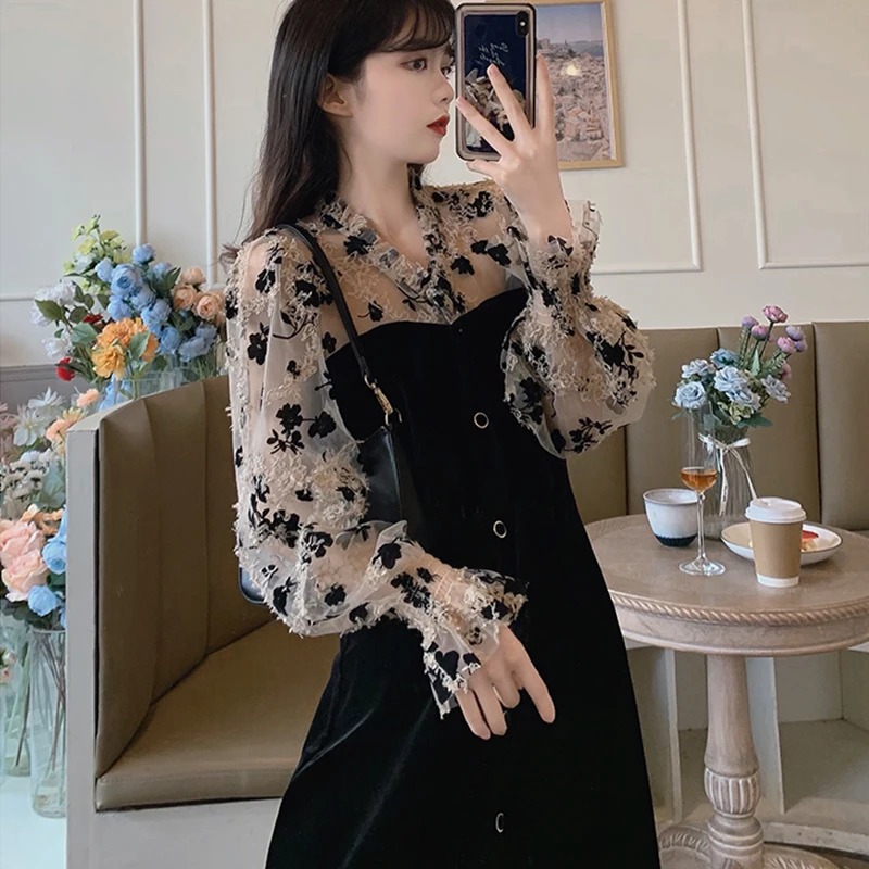 Elegant velvet Female dress2022 early spring new flower mesh V-neck spell to receive waist slim button long skirt
Elegant velvet Female dress2022 early spring new flower mesh V-neck spell to receive waist slim button long skirt