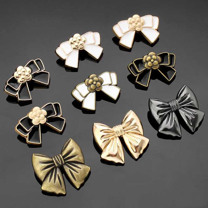 1PC Bow Metal Buttons Women Suit Overcoat Golden Decor Vintage DIY Sew Needlework Crafts Cardigan Sweater Clothes Buttons
1PC Bow Metal Buttons Women Suit Overcoat Golden Decor Vintage DIY Sew Needlework Crafts Cardigan Sweater Clothes Buttons