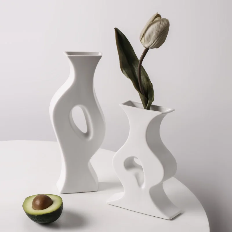 Modern minimalist twisted vase homestay decoration home minimalist ornaments white ceramic special-shaped flower combination
Modern minimalist twisted vase homestay decoration home minimalist ornaments white ceramic special-shaped flower combination