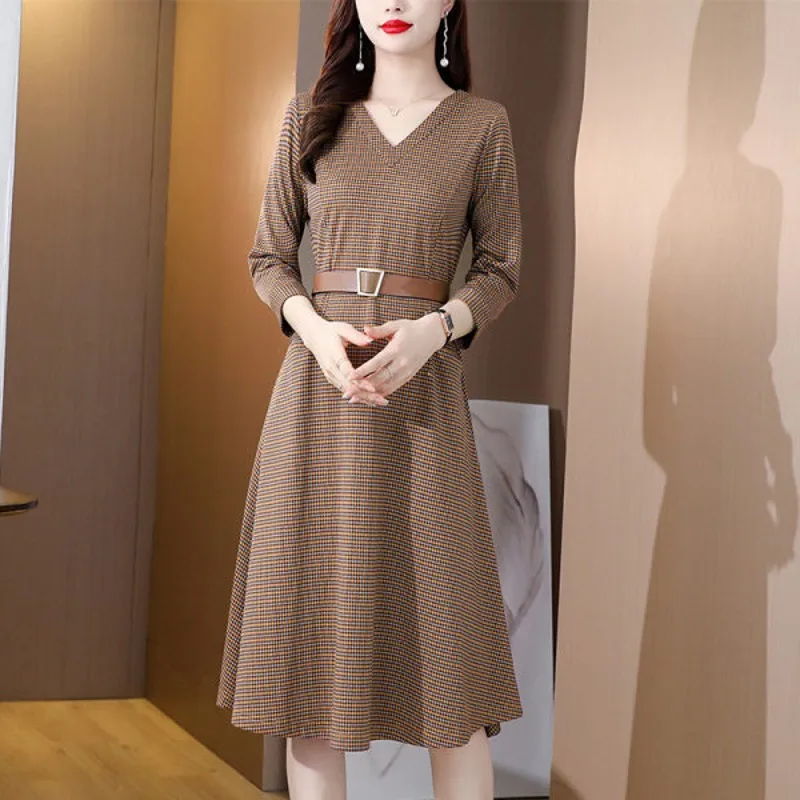 Новинка 2021, осенне-зимние модные элегантные женские вязаные платья в винтажном стиле «гусиная лапка», женский свитер, Повседневное платье
Новинка 2021, осенне-зимние модные элегантные женские вязаные платья в винтажном стиле «гусиная лапка», женский свитер, Повседневное платье