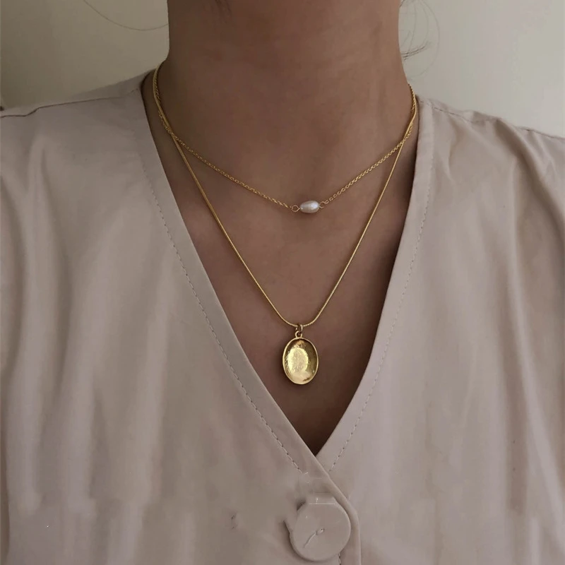 Kpop Double layer Natural pearl golden Snake chains choker necklace for woman aesthetic jewelry fashion 2020 party gift necklace 
Kpop Double layer Natural pearl golden Snake chains choker necklace for woman aesthetic jewelry fashion 2020 party gift necklace