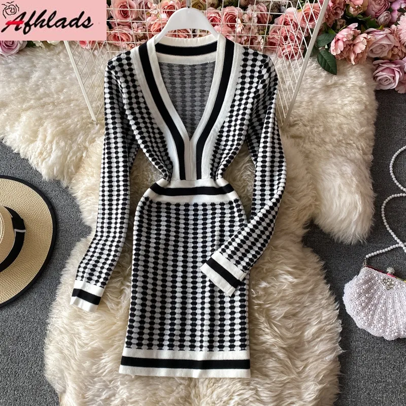 Женское трикотажное мини-платье в полоску, с V-образным вырезом и длинным рукавом
Женское трикотажное мини-платье в полоску, с V-образным вырезом и длинным рукавом