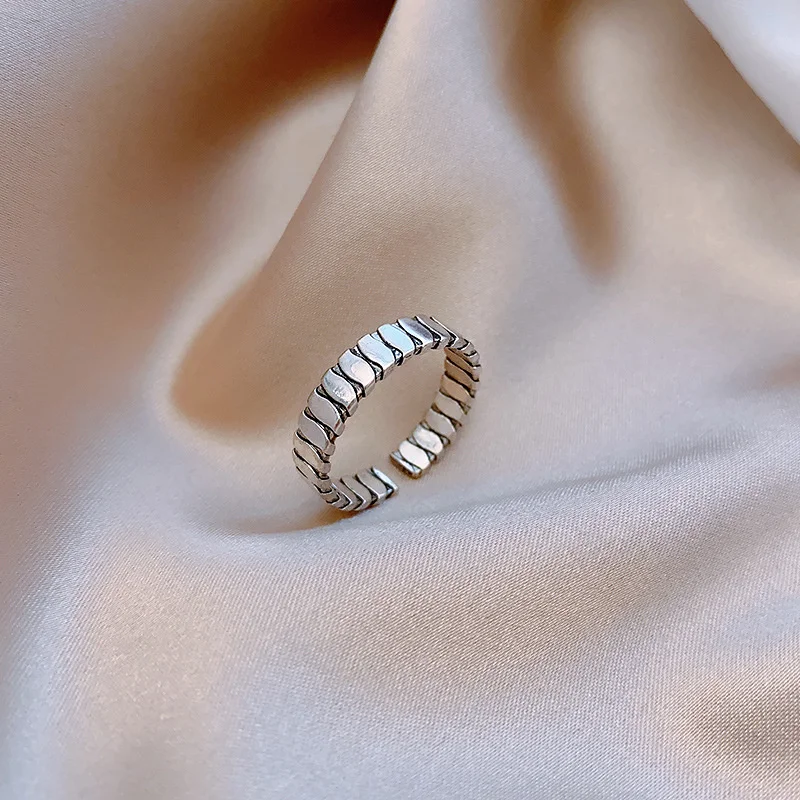 Low Price Jewellery Luxury Couple Female Design Cool Female's Adjustable Size Ring Vintage Party Rings for Girls Women's Ring
Low Price Jewellery Luxury Couple Female Design Cool Female's Adjustable Size Ring Vintage Party Rings for Girls Women's Ring
