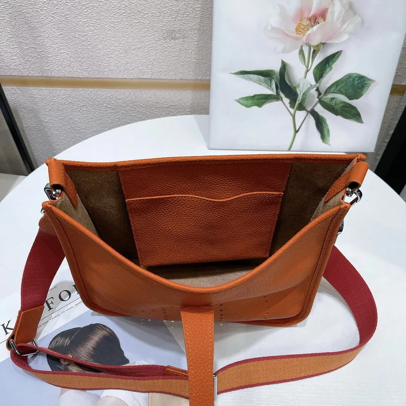 2021 Brand Designer Women's Big Bucket bag Genuine Cow Leather Hollow Perforated Casual Women's Bag Single Shoulder Diagonal Bag
2021 Brand Designer Women's Big Bucket bag Genuine Cow Leather Hollow Perforated Casual Women's Bag Single Shoulder Diagonal Bag