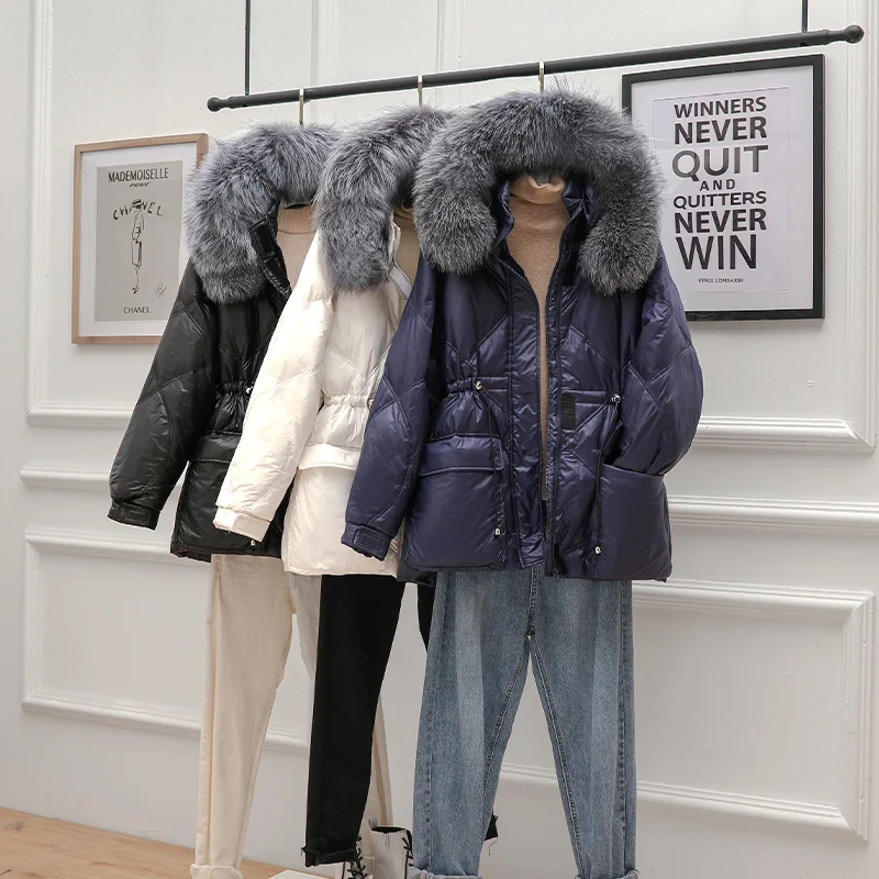 2021 Winter Women Duck Down Jacket Real Luxury Fox Fur Hooded Waterproof Patent Leather Glossy Coat Shiny Female Parkas
2021 Winter Women Duck Down Jacket Real Luxury Fox Fur Hooded Waterproof Patent Leather Glossy Coat Shiny Female Parkas