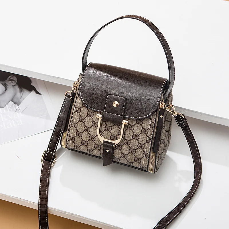 2021 new style ladies handbags European and American atmosphere presbyopic letters one-shoulder diagonal bag 
2021 new style ladies handbags European and American atmosphere presbyopic letters one-shoulder diagonal bag