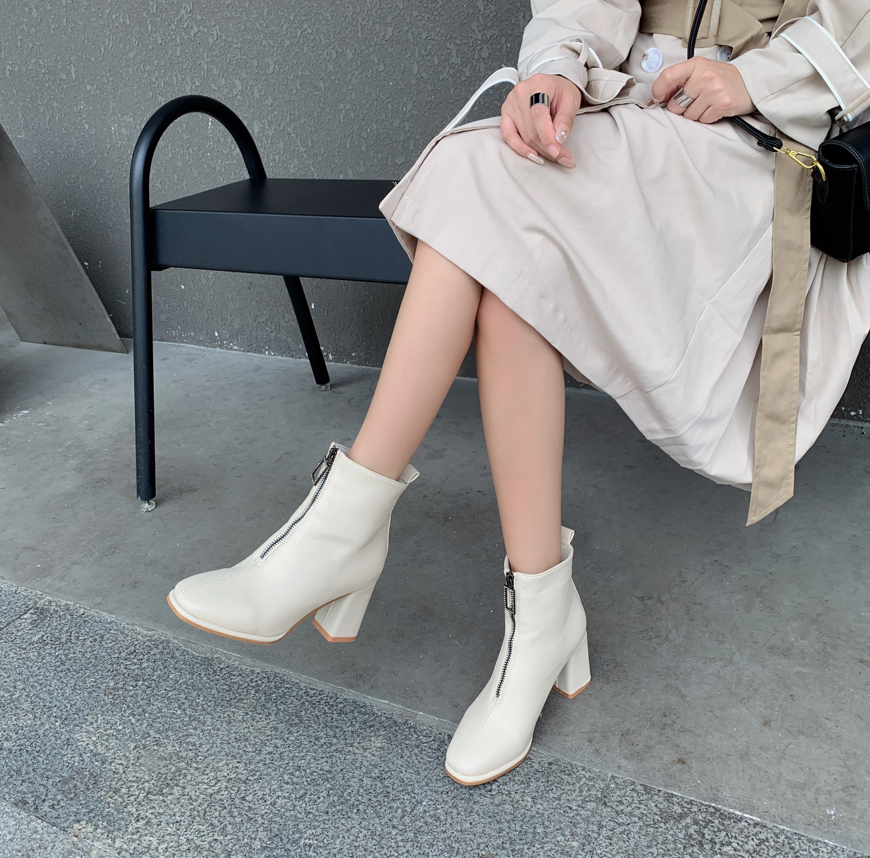 Spring and Autumn 2020 new fashion versatile high heels front zipper Martin boots square toe thick heel female boots X557
Spring and Autumn 2020 new fashion versatile high heels front zipper Martin boots square toe thick heel female boots X557