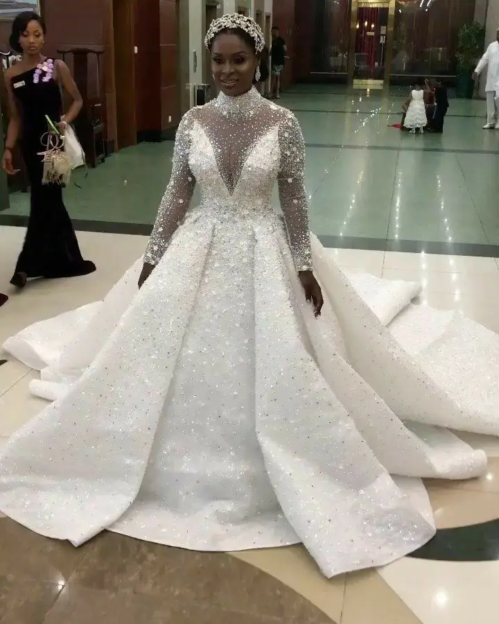 Женское атласное ТРАПЕЦИЕВИДНОЕ ПЛАТЬЕ, длинное белое платье со шлейфом и рукавами, расшитое бисером, с высоким воротом
Женское атласное ТРАПЕЦИЕВИДНОЕ ПЛАТЬЕ, длинное белое платье со шлейфом и рукавами, расшитое бисером, с высоким воротом