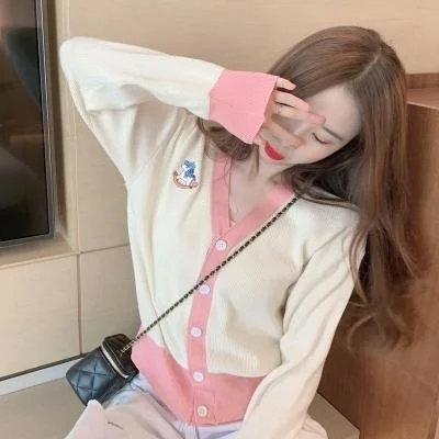 Женский трикотажный кардиган с V-образным вырезом и длинным рукавом
Женский трикотажный кардиган с V-образным вырезом и длинным рукавом