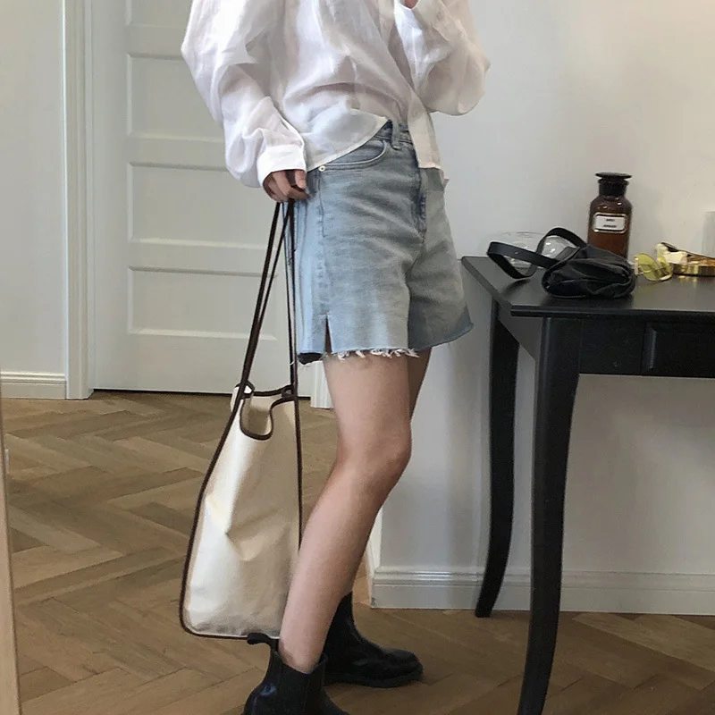 LANMREM Women Wide Leg Light Blue Denim Shorts High Waist Loose Fit Female Fashion Tide Summer 2021 New Arrivals 2E1847
LANMREM Women Wide Leg Light Blue Denim Shorts High Waist Loose Fit Female Fashion Tide Summer 2021 New Arrivals 2E1847