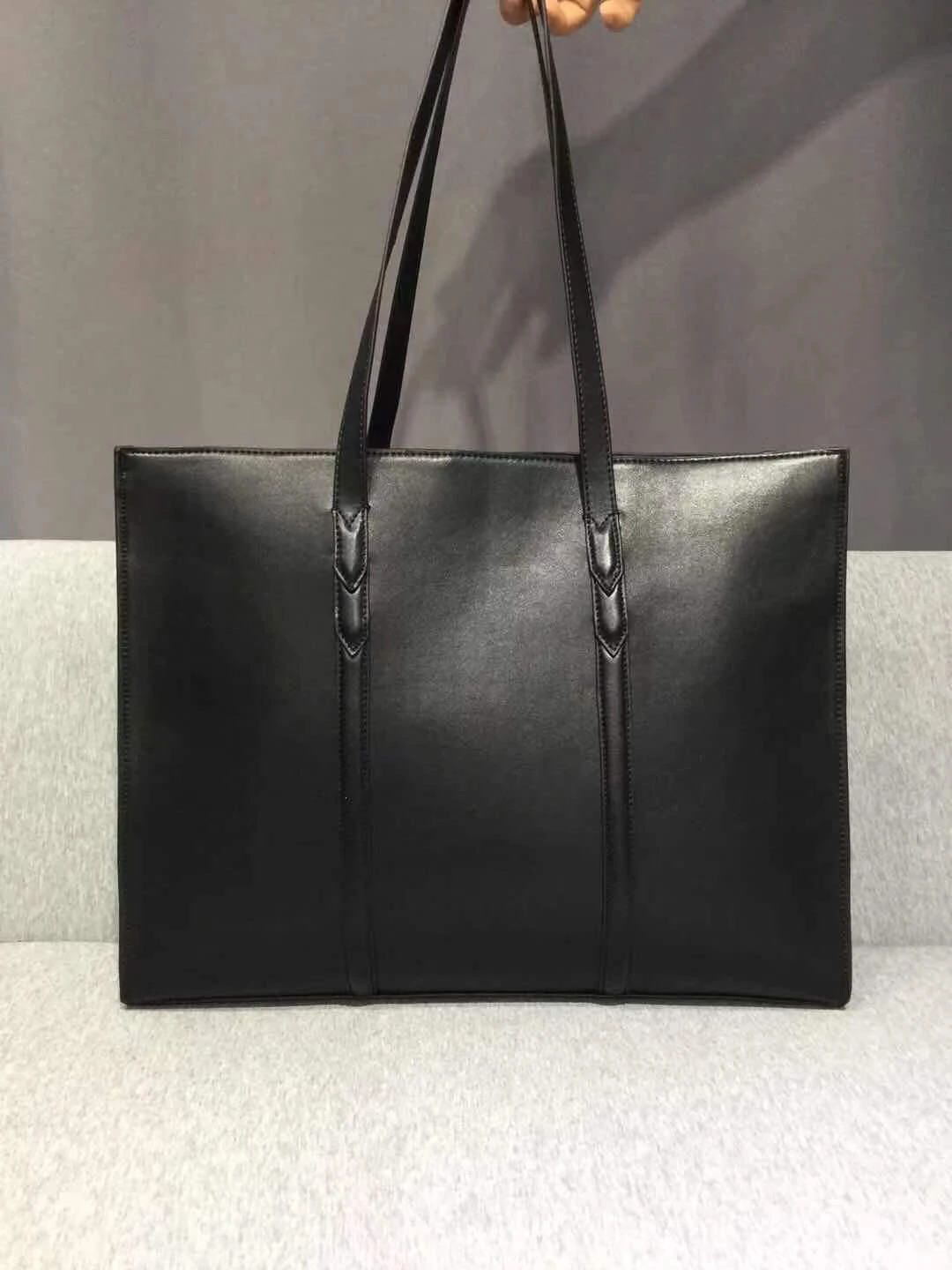 2021 New Leather Black Simple Fashion Commuting Large Capacity One Shoulder Tote Bag
2021 New Leather Black Simple Fashion Commuting Large Capacity One Shoulder Tote Bag