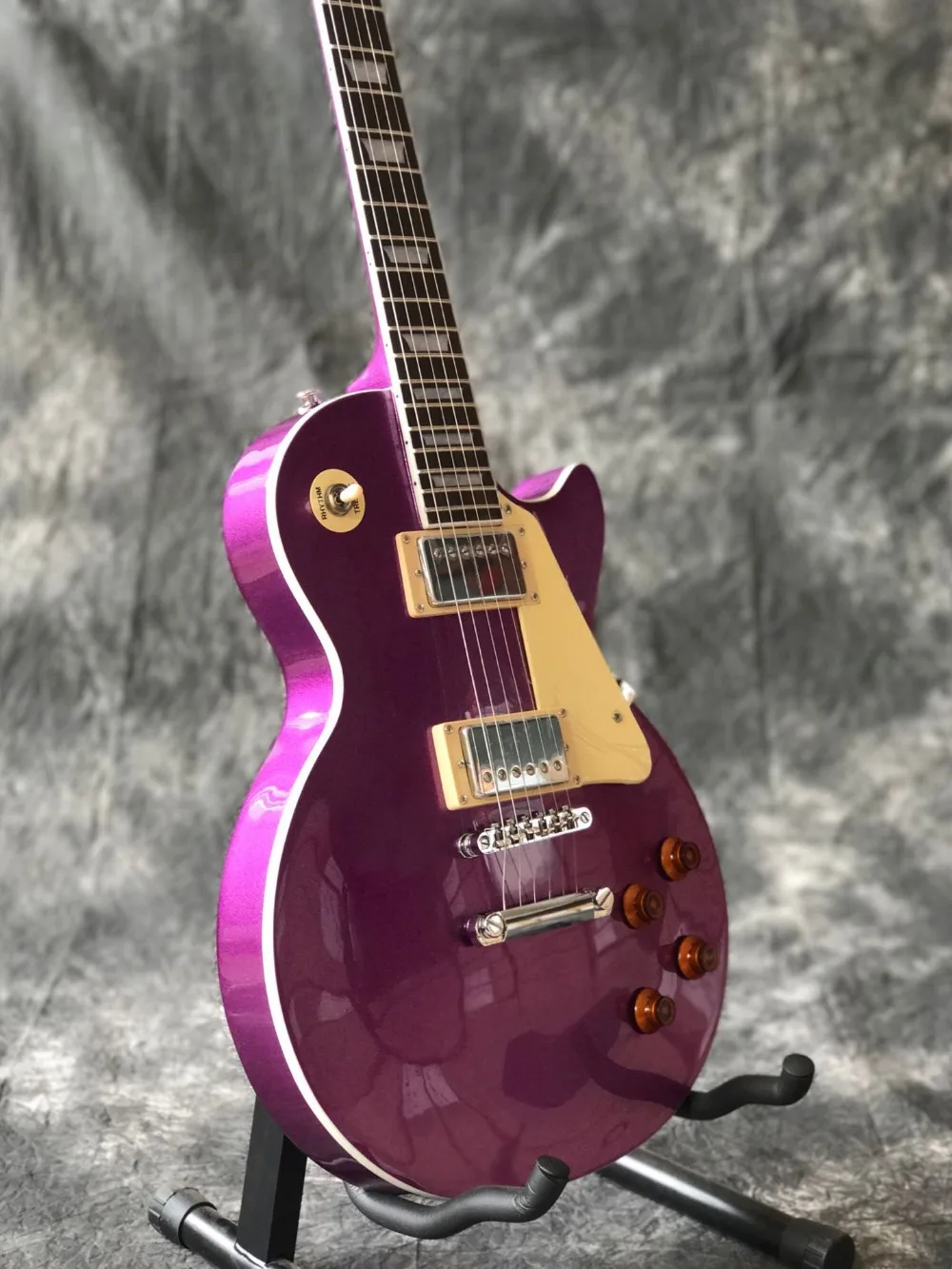 New Top quality Purple color Standard Electric guitar.6 stings gitaar,Mahogany body.musical instruments.real photos
New Top quality Purple color Standard Electric guitar.6 stings gitaar,Mahogany body.musical instruments.real photos
