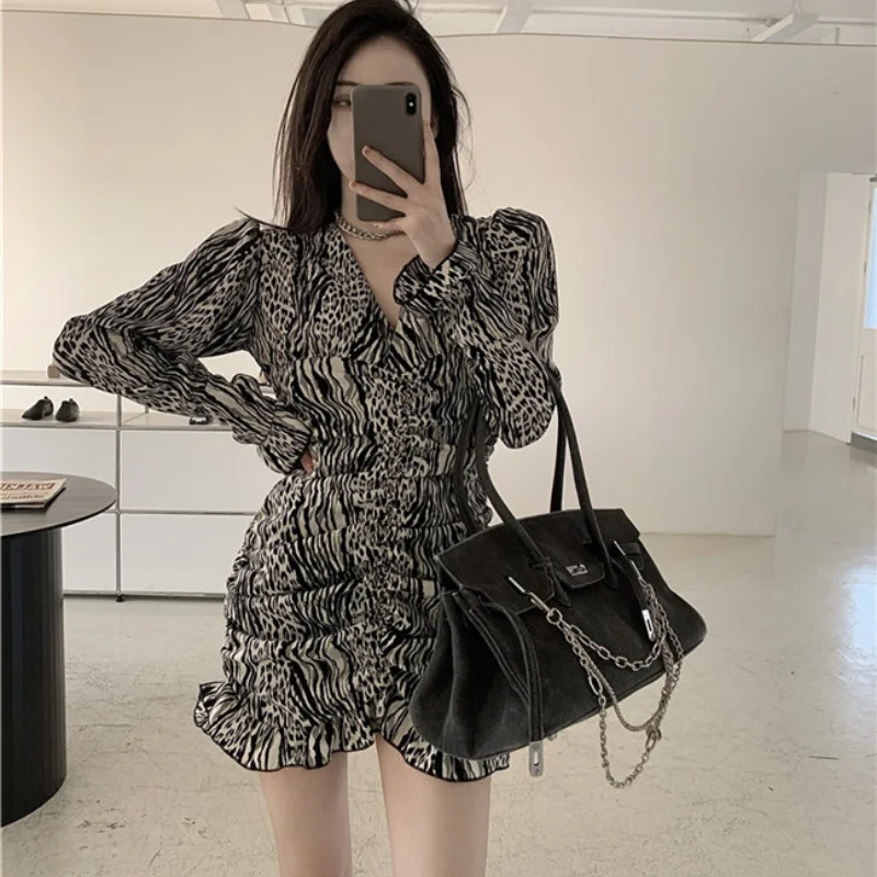 Vintage Style Zebra Pattern A-LINE Folds V-Neck Mini Dress Ins Aesthetic Clothes Dresses for Women Korean Fashion Clothing
Vintage Style Zebra Pattern A-LINE Folds V-Neck Mini Dress Ins Aesthetic Clothes Dresses for Women Korean Fashion Clothing
