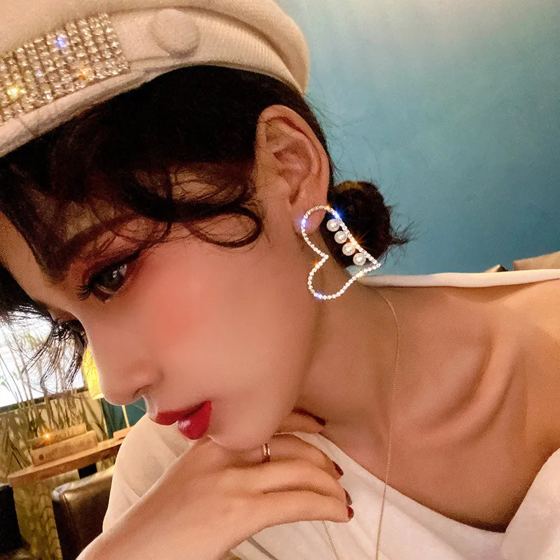 Cute Korean Earrings Heart Bling Zircon Stone Gold Geometry Stud Earrings for Women Pearl Fashion Jewelry 2020 New Gift
Cute Korean Earrings Heart Bling Zircon Stone Gold Geometry Stud Earrings for Women Pearl Fashion Jewelry 2020 New Gift