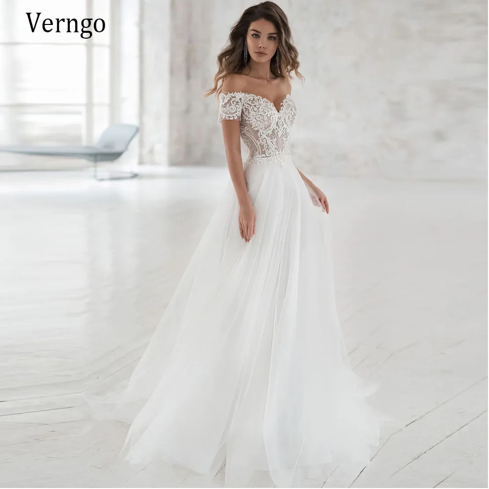 Платье невесты из фатина и кружева, с открытыми плечами
Платье невесты из фатина и кружева, с открытыми плечами