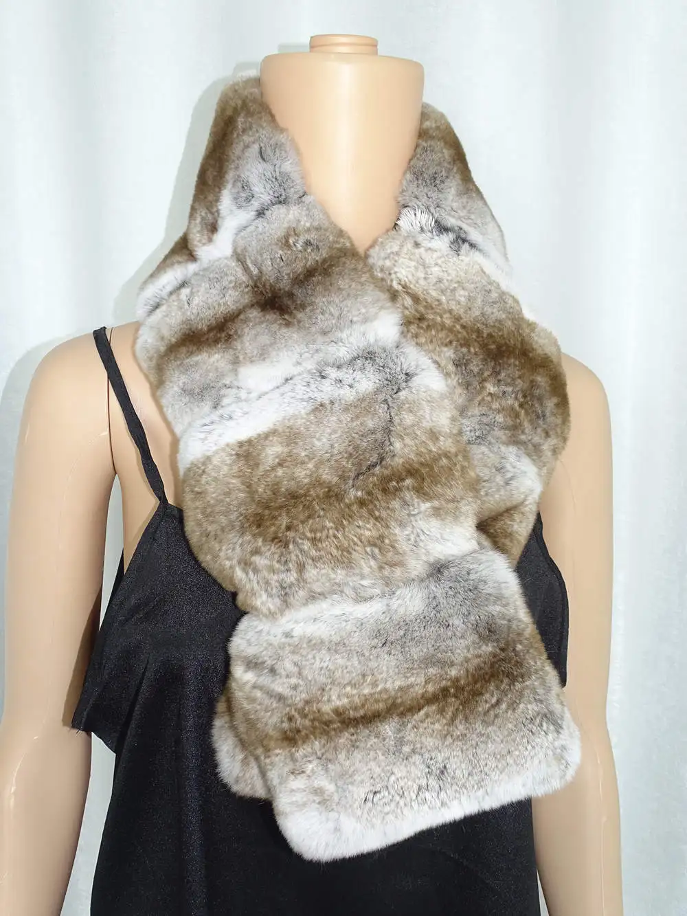 Neckline chinchilla Rex Rabbit Fur grass neck
Neckline chinchilla Rex Rabbit Fur grass neck