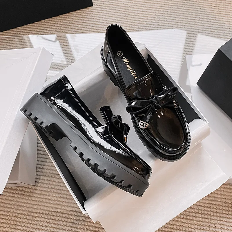 Женские туфли из лакированной кожи, на высоком каблуке и платформе, размеры 41-43
Женские туфли из лакированной кожи, на высоком каблуке и платформе, размеры 41-43