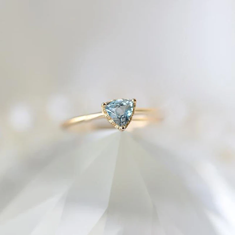 Кольцо с голубым топазом, инкрустированное небесно-голубым топазом
Кольцо с голубым топазом, инкрустированное небесно-голубым топазом