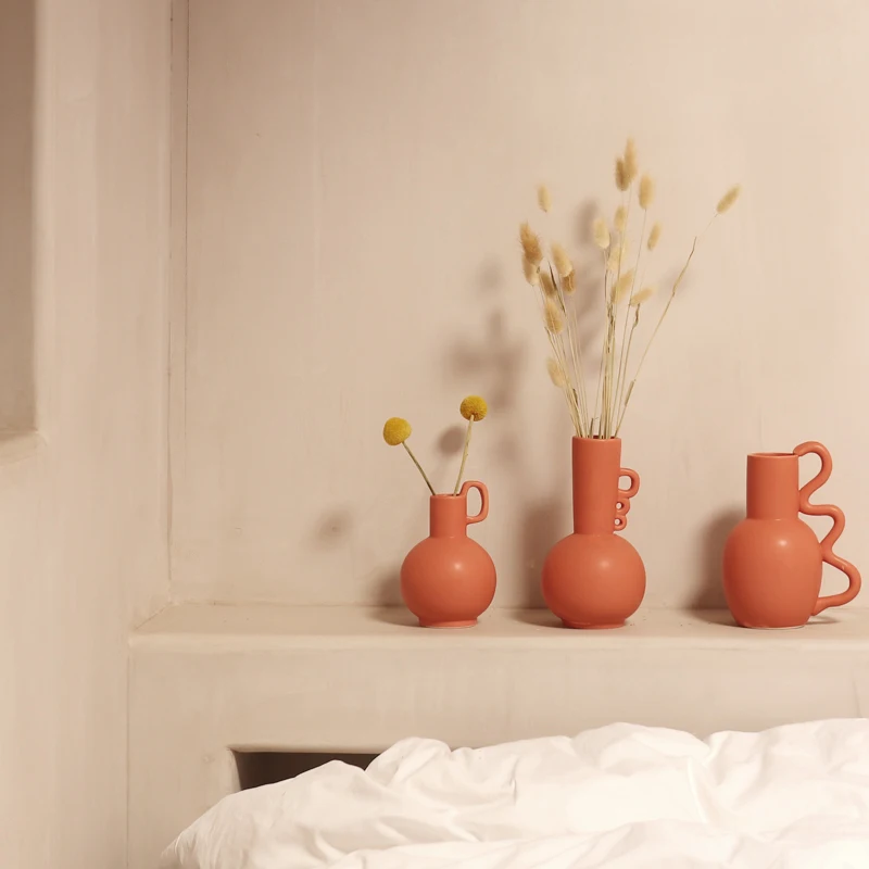 Европейская современная многофункциональная керамическая ваза для цветов с декоративными орнаментами и фото-атрибутикой для свадебного декора, украшения гостиной, дома. Подарок.