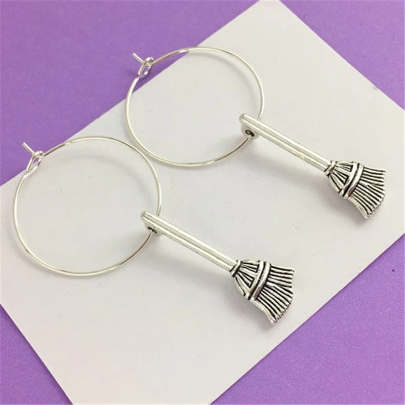 Серьги-кольца ведьмы, диаметр-30 мм, серебристые кольца, серьги на Хэллоуин для нее, минималистичные серьги, эффектные серьги
Серьги-кольца ведьмы, диаметр-30 мм, серебристые кольца, серьги на Хэллоуин для нее, минималистичные серьги, эффектные серьги