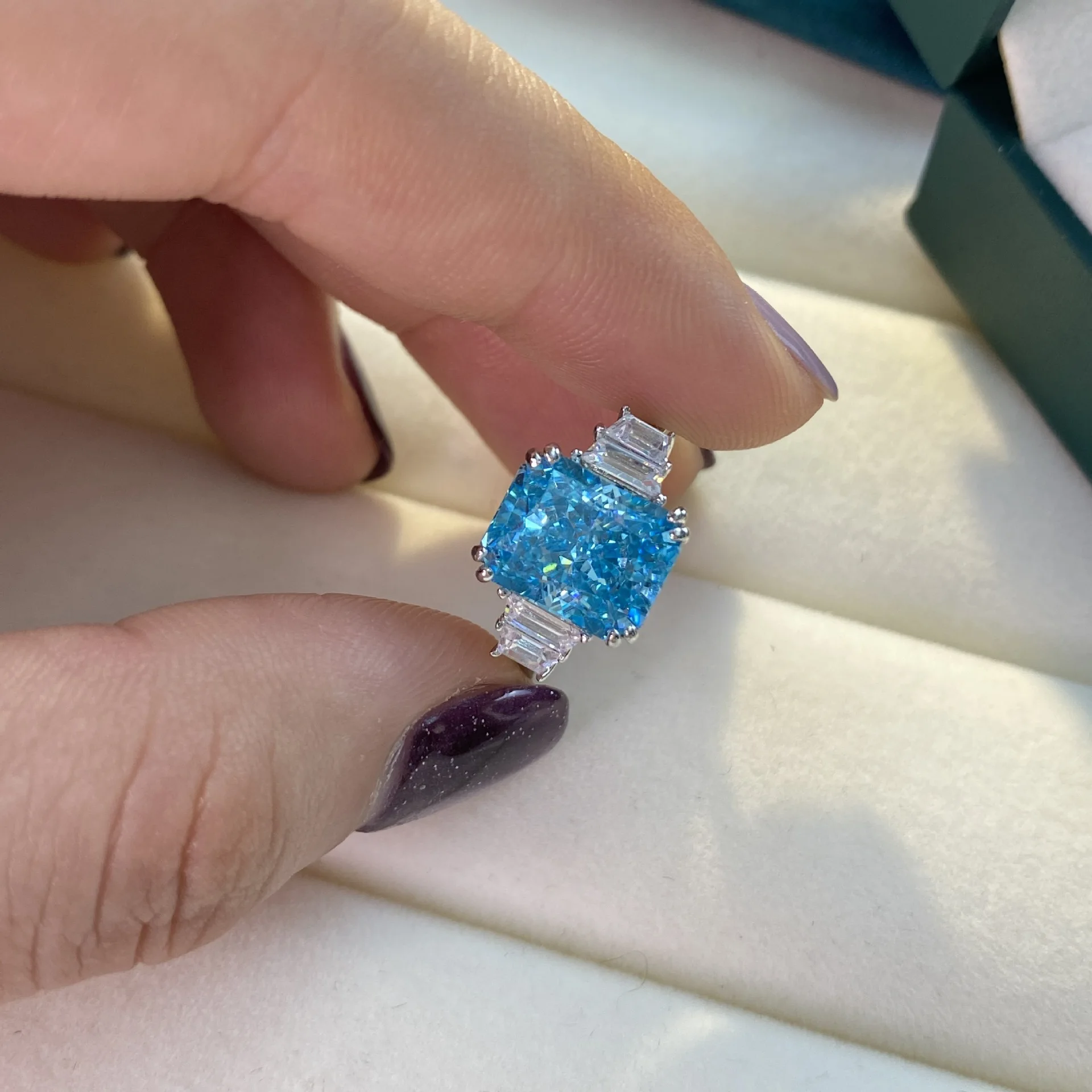 100% 925 Sterling Silver Sea Blue Ice Flower Cut Rectangular Moissanite Ring Female Light Luxury Jewelry Hot Sale
100% 925 Sterling Silver Sea Blue Ice Flower Cut Rectangular Moissanite Ring Female Light Luxury Jewelry Hot Sale