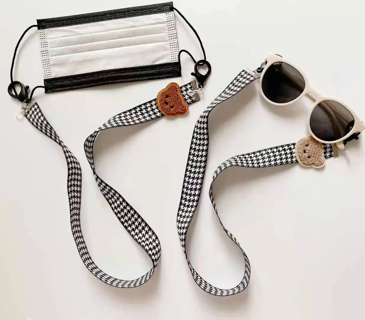 2021 Retro Checker Pattern Glasses Chain Neck Strap Fashion Leaf Stripe Color Fabric Sunglasses Mask Holder Lanyard for Women
2021 Retro Checker Pattern Glasses Chain Neck Strap Fashion Leaf Stripe Color Fabric Sunglasses Mask Holder Lanyard for Women
