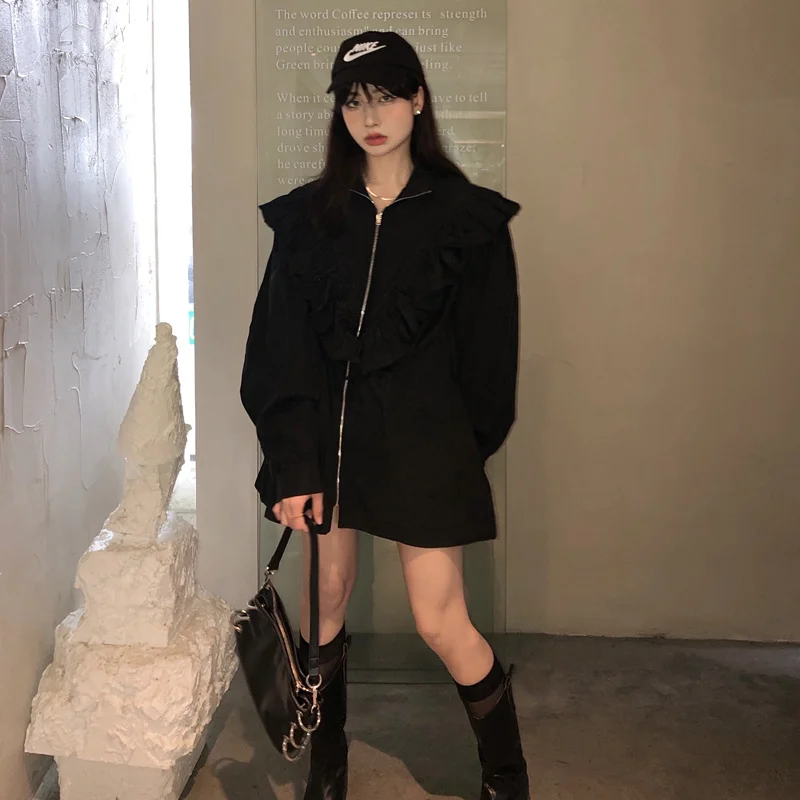 Женское приталенное платье с оборками, в тяжелом стиле 
Женское приталенное платье с оборками, в тяжелом стиле