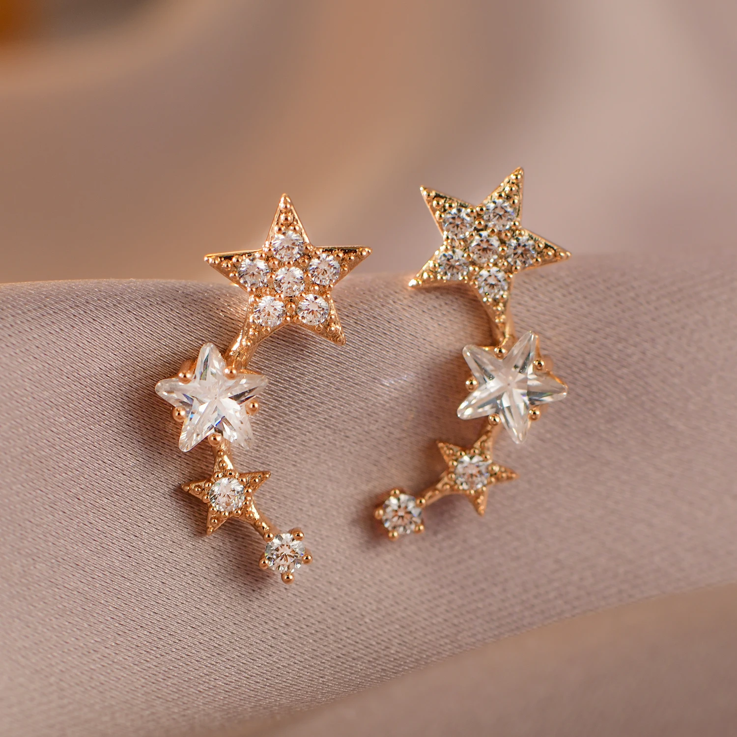 Bright Temperament Stars Hook Earrings Gold One Rowing White Zircon Star Dangle Earrings For Women Banquet Party Jewelry Gift
Bright Temperament Stars Hook Earrings Gold One Rowing White Zircon Star Dangle Earrings For Women Banquet Party Jewelry Gift