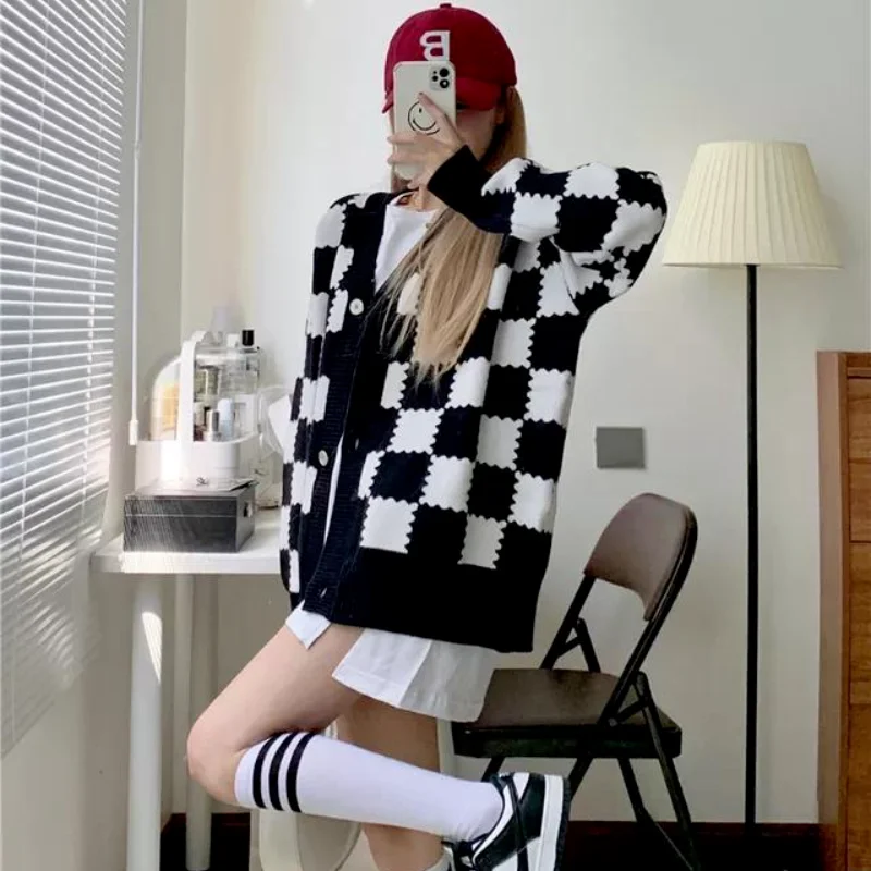 Checkerboard V-Neck Knitted Cardigan Chessboard Plaid Korean Fashion Knitwear Female Spring Autumn Coat 2021
Checkerboard V-Neck Knitted Cardigan Chessboard Plaid Korean Fashion Knitwear Female Spring Autumn Coat 2021