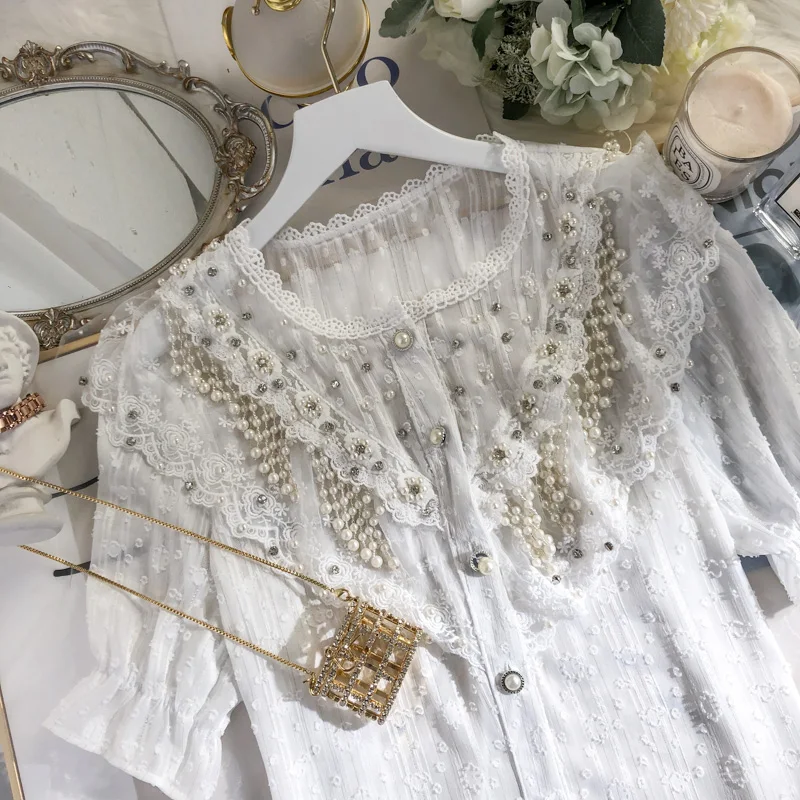 2021 Summer French Retro Beaded Lace Jacquard Ladies Top Gentle O-neck Short-Sleeved Women New Fashion Sweet Buttoned Blouses 
2021 Summer French Retro Beaded Lace Jacquard Ladies Top Gentle O-neck Short-Sleeved Women New Fashion Sweet Buttoned Blouses