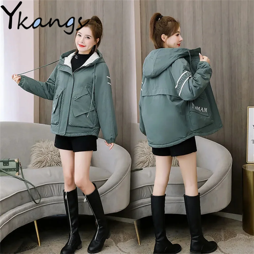 Más abrigos cálidos de terciopelo para mujer, abrigo holgado de Harajuku High Street, Otoño Invierno, chaquetas rompevientos, prendas de vestir exteriores cortas informales para mujer Универсальная куртка с капюшоном
Más abrigos cálidos de terciopelo para mujer, abrigo holgado de Harajuku High Street, Otoño Invierno, chaquetas rompevientos, prendas de vestir exteriores cortas informales para mujer Универсальная куртка с капюшоном