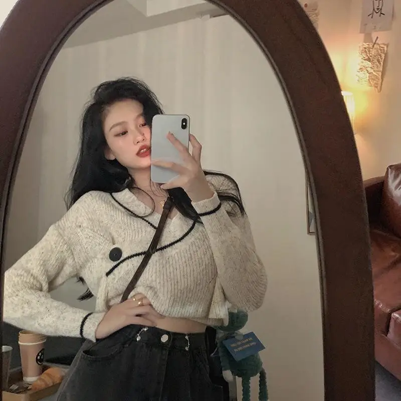 Knitted sweater 2020 new long-sleeved V-neck top loose lazy style short sweater women
Knitted sweater 2020 new long-sleeved V-neck top loose lazy style short sweater women