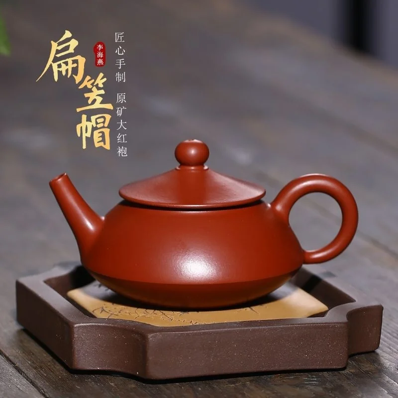 Чайник Yixing из фиолетового песка, плоская шляпа, чайник из песка от дождя Li Haiyan, необработанный чайник ручной работы Dahongpao
Чайник Yixing из фиолетового песка, плоская шляпа, чайник из песка от дождя Li Haiyan, необработанный чайник ручной работы Dahongpao
