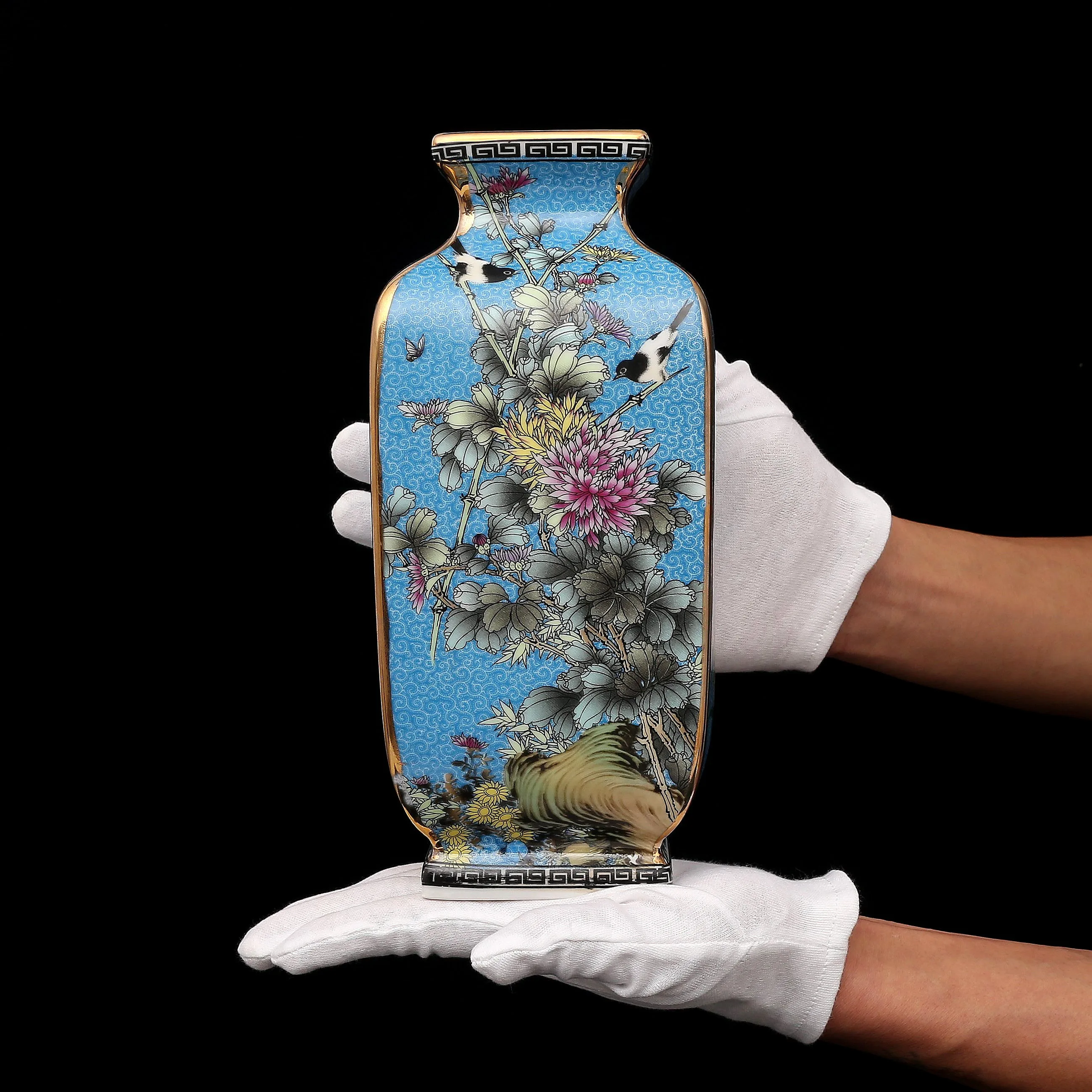 Qing Dynasty Qianlong Enamel Painting Golden Square Flower and Bird Vases Antique Porcelain Antique Porcelain Antique Porcelain
Qing Dynasty Qianlong Enamel Painting Golden Square Flower and Bird Vases Antique Porcelain Antique Porcelain Antique Porcelain