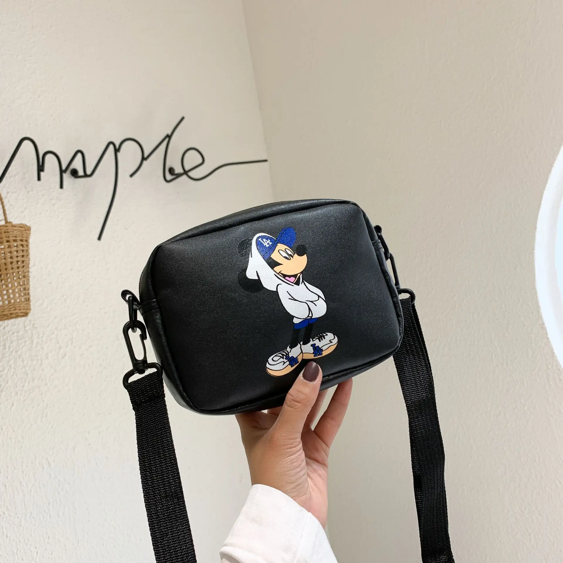Disney's new Mickey ladies one-shoulder messenger portable mobile phone coin purse card bag girl fashion belt bag
Disney's new Mickey ladies one-shoulder messenger portable mobile phone coin purse card bag girl fashion belt bag