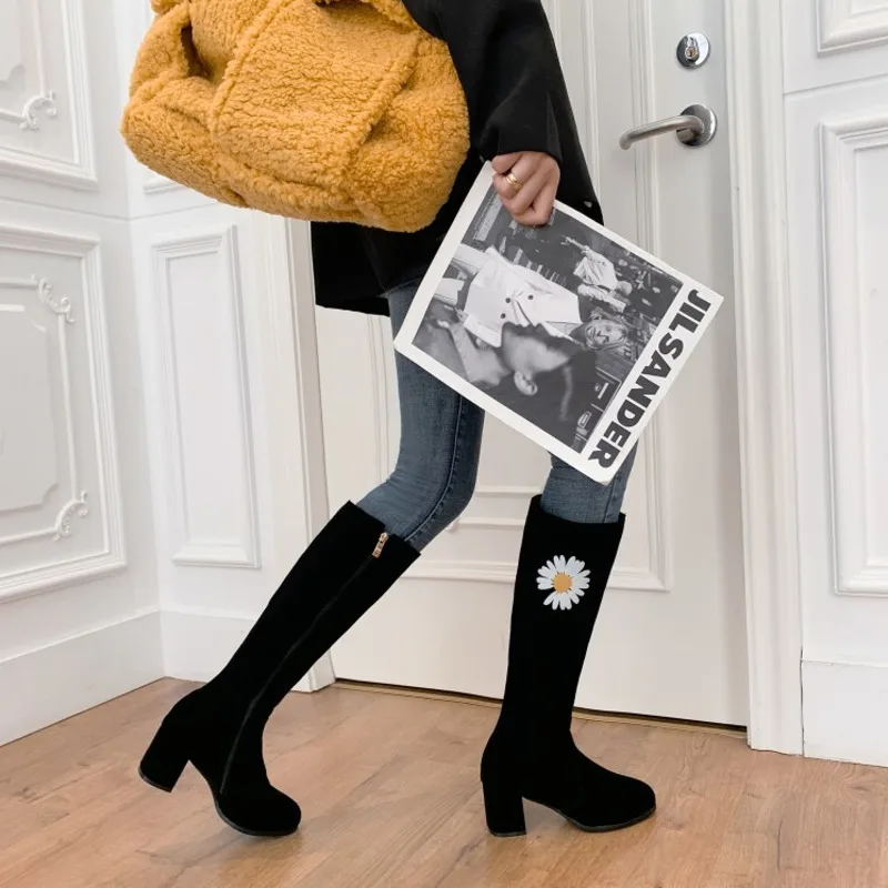 Women Sexy Knee High Boots Woman 2021 Winter Suede Low Heels Embroidered Shoes Fashion Female Black Red Long Boots Plus Size 40
Women Sexy Knee High Boots Woman 2021 Winter Suede Low Heels Embroidered Shoes Fashion Female Black Red Long Boots Plus Size 40