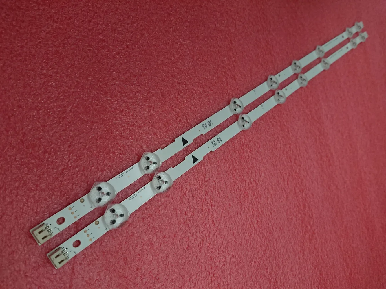 New kit 2 PCS 8LED 560mm LED backlight strip for 32MD304V 32MD304X LG Innotek 32inch NDF UDULED0GS038 32W8S1P
New kit 2 PCS 8LED 560mm LED backlight strip for 32MD304V 32MD304X LG Innotek 32inch NDF UDULED0GS038 32W8S1P