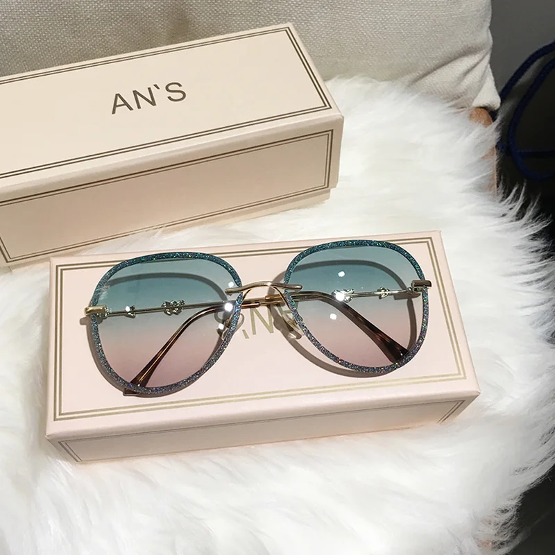 2020 New Diamond Sunglasses Female Brand Design Imitation Rhinestones Gradient Lens UV400 Women Pilot Sun Glasses Shades S316
2020 New Diamond Sunglasses Female Brand Design Imitation Rhinestones Gradient Lens UV400 Women Pilot Sun Glasses Shades S316