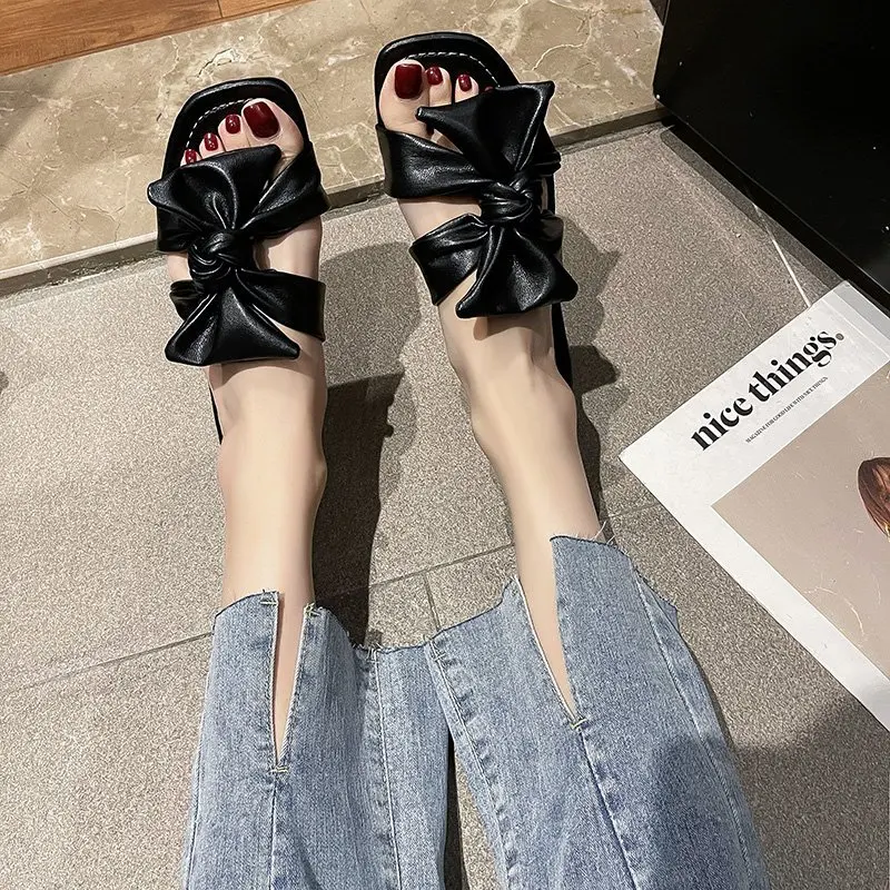 Butterfly-Knot Shoes Woman 2021 Female Slippers Low Luxury Slides New Flat Designer Butterfly-knot Rubber PU Basic Scandals
Butterfly-Knot Shoes Woman 2021 Female Slippers Low Luxury Slides New Flat Designer Butterfly-knot Rubber PU Basic Scandals