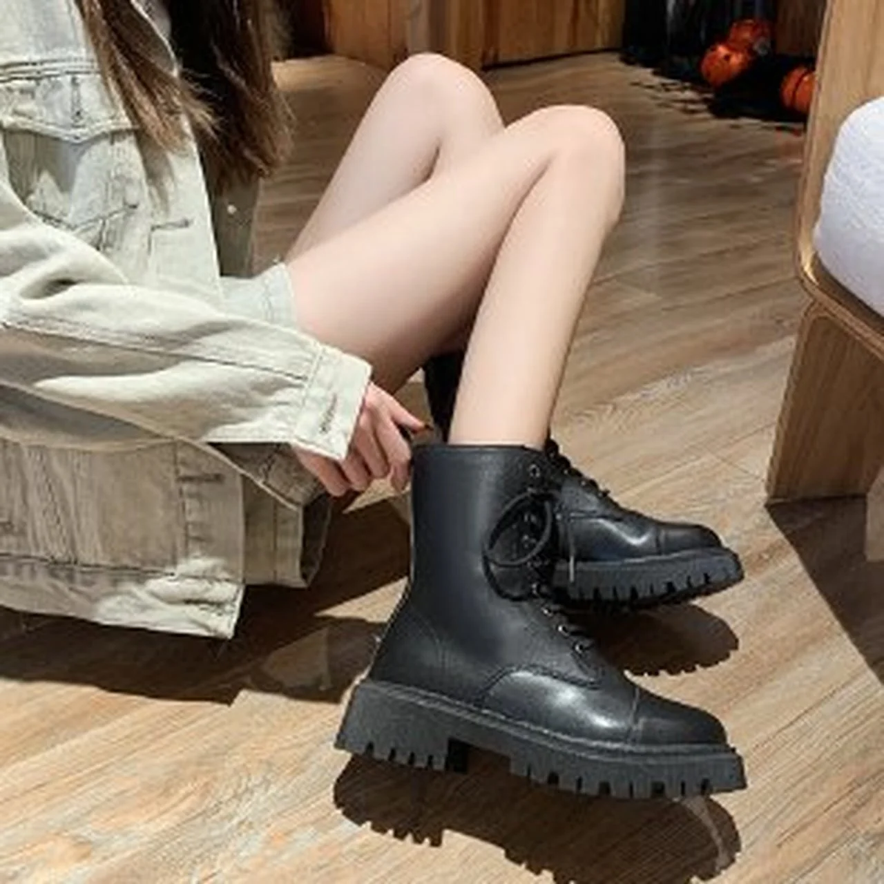 Spring and autumn women's boots new comfortable high-quality leather ankle boots black motorcycle boots lace-up women's shoes 
Spring and autumn women's boots new comfortable high-quality leather ankle boots black motorcycle boots lace-up women's shoes