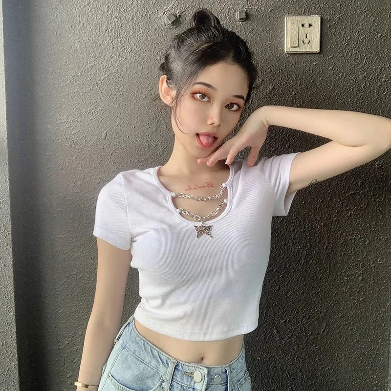 Summer Women's Crop Top Metal Chain Butterfly Pendant Decor O-Neck Streetwear Tees Short Sleeve Solid Sexy Crop T-Shirts 2021
Summer Women's Crop Top Metal Chain Butterfly Pendant Decor O-Neck Streetwear Tees Short Sleeve Solid Sexy Crop T-Shirts 2021