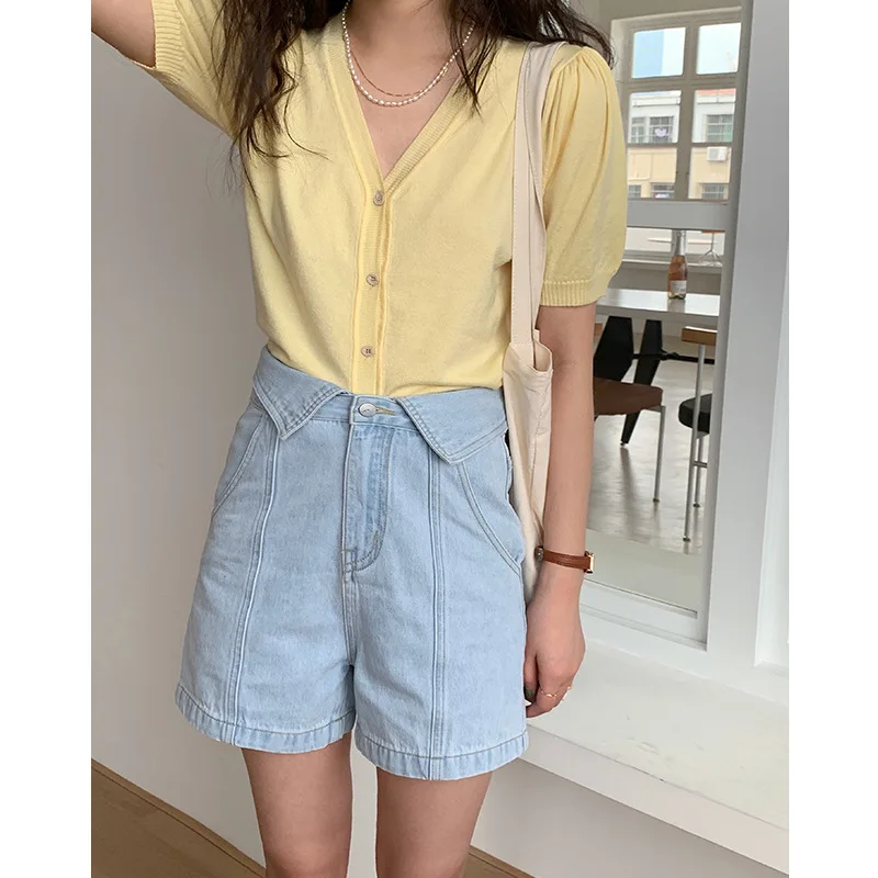 Roll over Denim shorts women summer 2021 new design sense high waist straight casual a-line five-point wide-leg pants female
Roll over Denim shorts women summer 2021 new design sense high waist straight casual a-line five-point wide-leg pants female