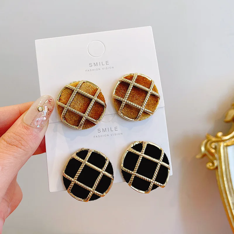 Waffle Stud Earrings Korean Style Black Brown Geometric Plaid Retro Round Earrings for Women Wholesale Winter Ear Jewelry
Waffle Stud Earrings Korean Style Black Brown Geometric Plaid Retro Round Earrings for Women Wholesale Winter Ear Jewelry