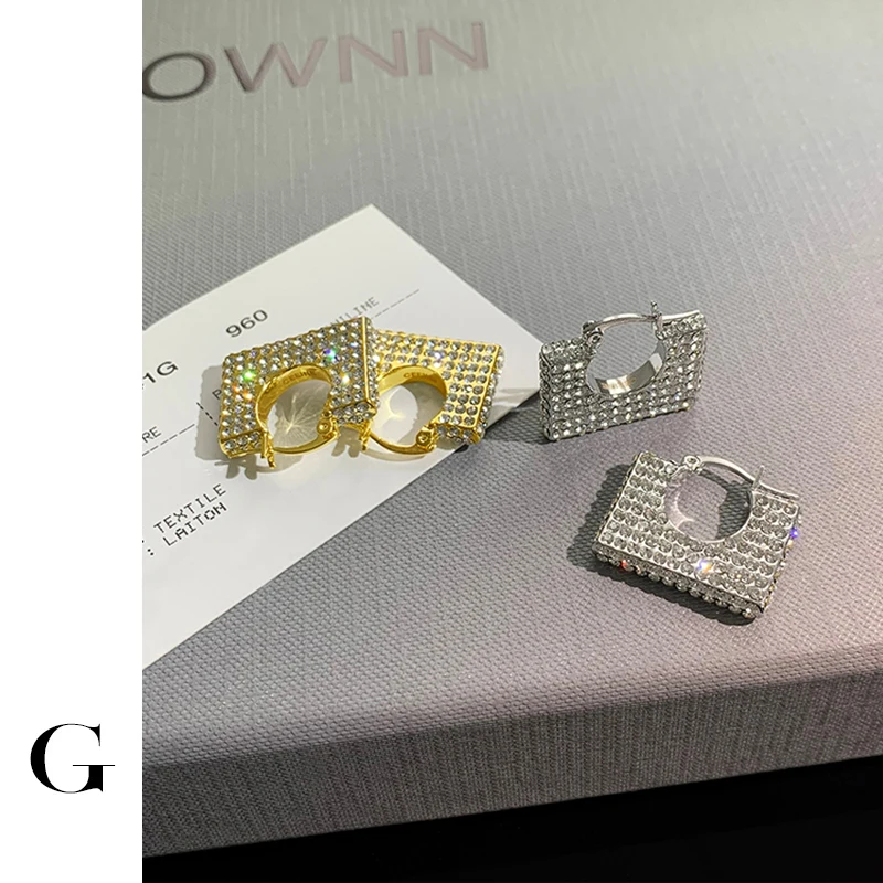 GHIDBK Fashion Unique Designer Full Rhinestone Square Hoop Earrings For Women Glam Bag Shaped Geometric Thin Flat Earring Bijoux
GHIDBK Fashion Unique Designer Full Rhinestone Square Hoop Earrings For Women Glam Bag Shaped Geometric Thin Flat Earring Bijoux