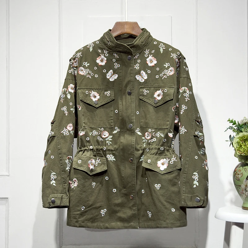 Ветровка женская демисезонная с цветочной вышивкой и воротником-стойкой 
Ветровка женская демисезонная с цветочной вышивкой и воротником-стойкой