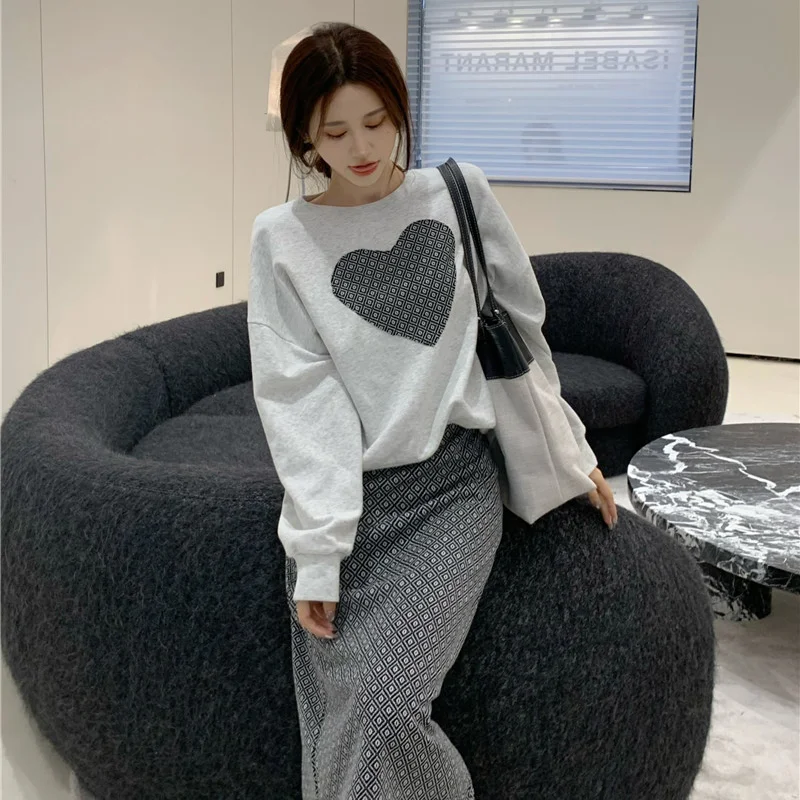 Sweatshirt Suit Women Early Autumn 2021 New Love Printing Ladies' Tops Temperament Loose High Street Skirt Two-piece Suit
Sweatshirt Suit Women Early Autumn 2021 New Love Printing Ladies' Tops Temperament Loose High Street Skirt Two-piece Suit