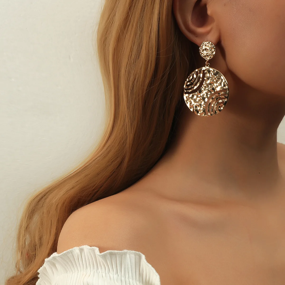 Новинка, Модные металлические текстурированные круглые серьги золотого цвета, большие серьги-кольца, клипсы для женщин и девушек, бижутери... 
Новинка, Модные металлические текстурированные круглые серьги золотого цвета, большие серьги-кольца, клипсы для женщин и девушек, бижутери...